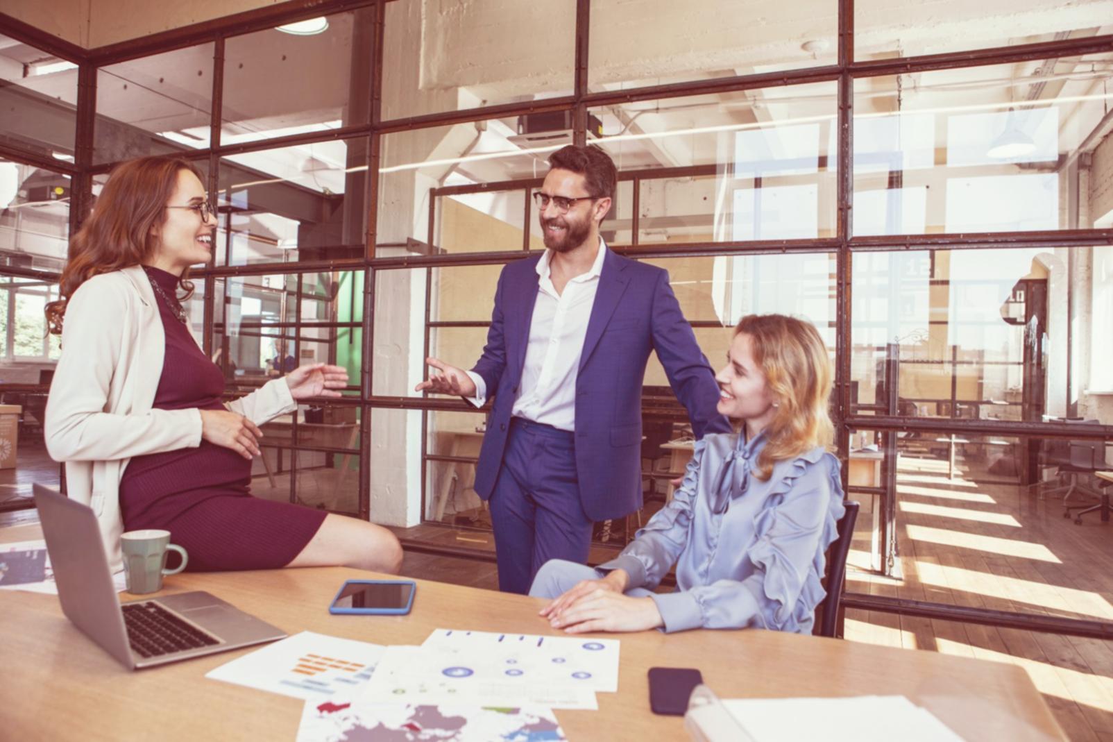 Teilnehmer in einer Live-Session am Laptop